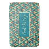 Red Strawberry fruit and pink blossoms Badematte (Vorderseite Vertikal)