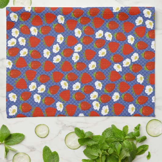 Red Strawberry mit Navy White Basketweave Backgrd Geschirrtuch (Gefaltet)