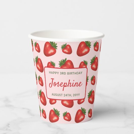 Red Strawberry Muster auf rosa Happy Birthday Pappbecher (Vorderseite)
