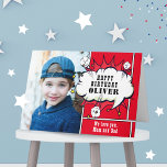Red Superhero Comic Boy Foto Geburtstag Karte<br><div class="desc">Red Superhero Comic Speech Bubble Boy Foto Geburtstag Karte. Fügen Sie Ihr Foto hinzu,  und passen Sie den Namen und die Nachricht im Inneren an. Spaß Cartoon Geburtstagskarte für Kinder.</div>