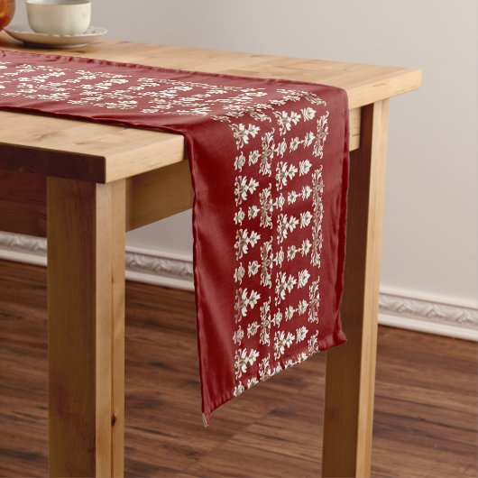 Red Table Runner with Elegant White Center Design Großer Tischläufer (Beispiel)