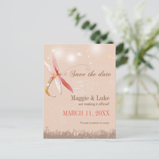 Red & Tan Dragonfly Hochzeit Sichern Sie das Datum Ankündigungspostkarte (Stehend Vorderseite)