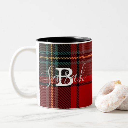 Red Tartan Kariert Checkered Scotland Monogram Nam Zweifarbige Tasse (Mit Donut)