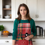 Red Tartan Kariert Imitats Pocket Spoon & Whisk Sc Schürze<br><div class="desc">Rot und grün kartan karierte Muster Imitate stickten vorne Tasche Schürze. Das Design zeichnet sich durch ein niedliches kariertes rot-grünes Tartan-Muster aus, das mit einer Imitat-Tasche vorne gesteppt wird. Aus der vorderen Hosentasche des Imitats springen ein Flüstchen und ein Löffel Herzlöffel heraus. Auf der Vorderseite der Tasche ersetzen Sie mit...</div>