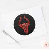 Red Taurus Zodiac auf schwarz Runder Aufkleber (Umschlag)