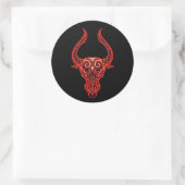 Red Taurus Zodiac auf schwarz Runder Aufkleber (Tasche)