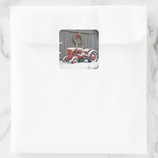 Red Tractor With Christmas Wreath Quadratischer Aufkleber (Tasche)