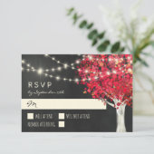 Red Tree & String Lights Herbsthochzeit RSVP Karte (Stehend Vorderseite)