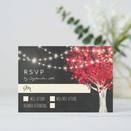 Red Tree & String Lights Herbsthochzeit RSVP Karte (Stehend Vorderseite)