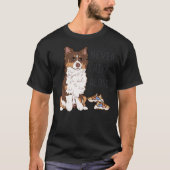 Red tri Australian Shepherd - NIE HIKE ALONE Cla T-Shirt (Vorderseite)