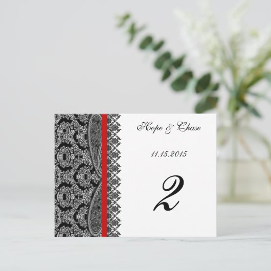 Red Trim Black Damask Tischnummer Cards (Stehend Vorderseite)