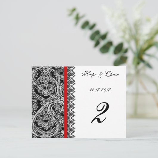 Red Trim Black Damask Tischnummer Cards (Stehend Vorderseite)