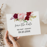 Red Tropical and Romantic Save the Date Card Postkarte<br><div class="desc">Diese tropische und romantische Save the Date Karte ist perfekt für eine rustikale Hochzeit. Die Rose sind in Aquarell,  Grün,  Rosa,  Bordeaux und Rosa gehalten und mit viel Grün in einem anmutigen und strahlenden Bouquet in der Blume eingerichtet</div>