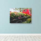 Red Truck mit Frühlingsblumen & Regenbogen Leinwanddruck (Insitu (Holzboden))