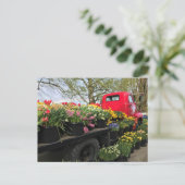 Red Truck mit Frühlingsblumen & Regenbogen Postkarte (Stehend Vorderseite)
