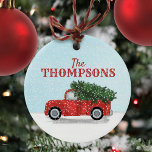 Red Truck Weihnachtsbaum in Schnee Niedlich Person Keramik Ornament<br><div class="desc">Rustikaler Vintager roter LKW mit einem frisch geschnittenen Weihnachtsbaum im Bett des LKW,  der im fallenden Schnee auf der Straße fährt. Eine klassische niedliche Winterlandschaft,  die eine familiäre Tradition darstellt. Ein großartiges personalisiertes Design für die Wohngestaltung von Feiertag und Weihnachten sowie eine wunderbare Geschenkidee.</div>