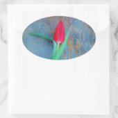 Red Tulip auf Blue Gray Slate Ovaler Aufkleber (Tasche)