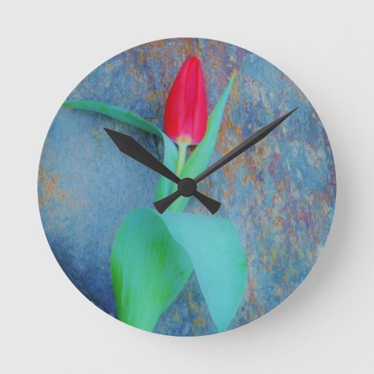 Red Tulip auf Blue Gray Slate Runde Wanduhr (Vorderseite)