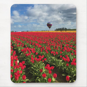 Red Tulip Field mit Hot Air Ballon Mousepad