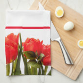 Red Tulips auf einem soliden weißen Küchentuch (Viertel Falte)