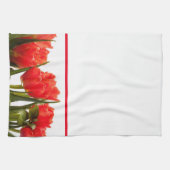 Red Tulips auf einem soliden weißen Küchentuch (Horizontal)