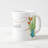 Red Tulips in Blue Vase Spring Floral Mit Monogram Jumbo-Tasse (Vorderseite Rechts)