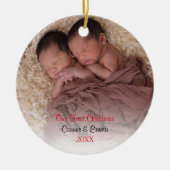 Red Twins Baby's First Christmas Foto Keramik Ornament (Vorne)
