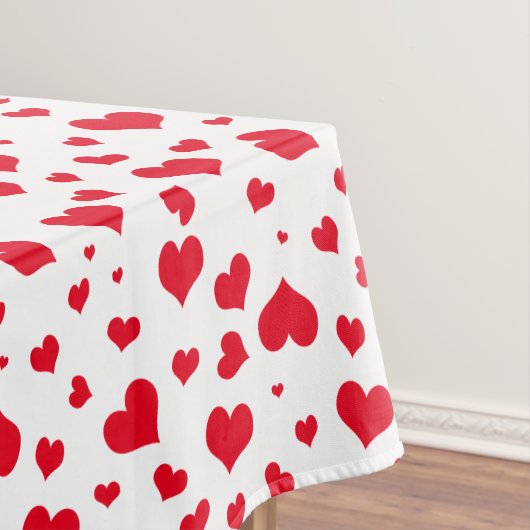 Red Valentine Hearts in Random Scattered Pattern Tischdecke (Beispiel)