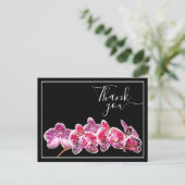 Red Veined Orchid gegen schwarzen Hintergrund Viel Postkarte (Stehend Vorderseite)