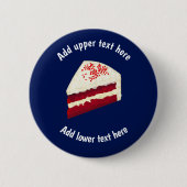 Red Velvet Cake Piece mit eigenem Slogan & Anlass Button (Vorderseite)