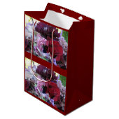 Red Velvet Rose Geschenktasche Mittlere Geschenktüte (Vorderseite Schrägansicht)