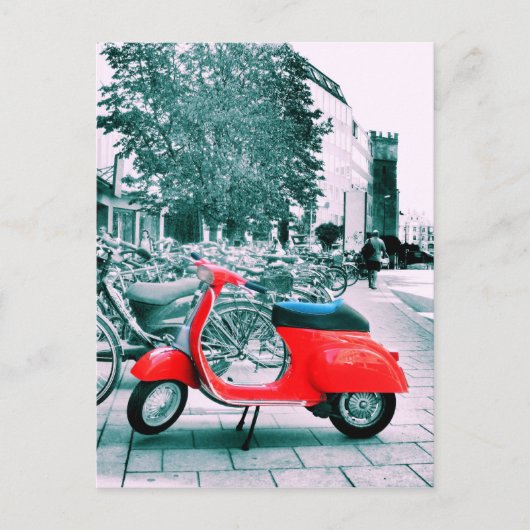 Red Vespa in München Postkarte (Vorderseite)
