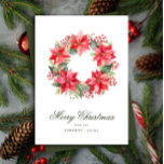 Red Watercolor Style Poinsettia Wreath Weihnachten<br><div class="desc">Ein Weihnachtskranz in süßen Aquarellen mit roten Beeren und Poinsettia-Blume sieht einfach und elegant aus,  mit klassischen Schriftzeichen auf dieser klassischen Urlaubskarte mit Foto und Platz für eine längere Nachricht auf der Rückseite dieser Flachkarte.</div>