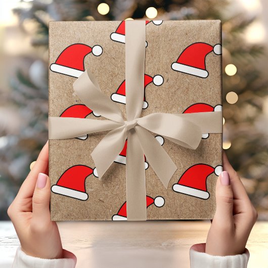 Red Weihnachtsmannmütze Pattern auf rustikalem Kra Geschenkpapier