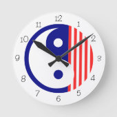 Red, White and Blue Yin Yang Round Clock Runde Wanduhr (Vorderseite)