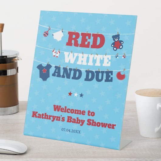Red White and Due Baby Dusche Kleidung 4. Juli Sockelschild (In Situ)