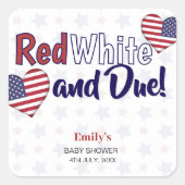 Red White and Due July 4. Patriotic Baby Dusche Quadratischer Aufkleber (Vorderseite)