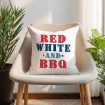 Red White and GRILLEN Amerikanische Unabhängigkeit Kissen<br><div class="desc">Stilvolle Amerikanische Unabhängigkeitstag-Ferienkissen-Design bietet ein lustiges "Red White and GRILLEN" Typografie-Design in Rot,  Weiß,  Blau,  Marine-Farben mit Sternakzenten. Auf der Rückseite erscheint eine koordinierende Marineblau mit weißem Sternmuster.</div>