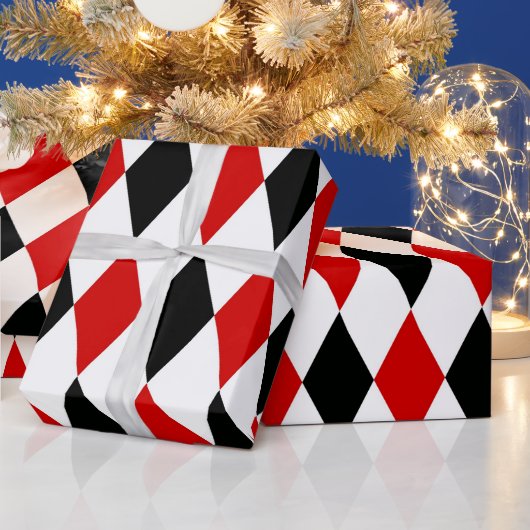 Red White Black Harlequin Diamond Pattern Geschenkpapier (Feiertage)