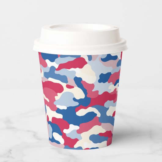 Red White & Blue Camouflage Pappbecher (Vorderseite)