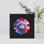Red White & Blue Cat With American Flag Background Einladung (Stehend Vorderseite)