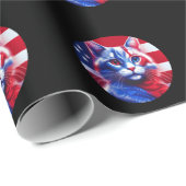 Red White & Blue Cat With American Flag Background Geschenkpapier (Rolleneckpunkt)