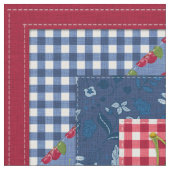 Red White Blue Cherries Gingham Patchwork Quilt Stoff (Nahaufnahme)