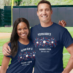 Red White Blue Fireworks 4. Juli Baseball Crew T-Shirt<br><div class="desc">Super lustiger und festlicher T - Shirt mit Baseball-Feuerwerk und 3 Zeilen Text nach Maß. Ideal als passende Freunde und Shirts für Ihr 4. Juli Party,  Baseballspiel-Ausflüge,  Baseball-liebende Wiedersehen-Shirts oder einfach nur Alltagsspass. Auch gut für Gedenktag oder Veteran's Day und der perfekte Weg,  um Ihren amerikanischen Stolz zu zeigen.</div>