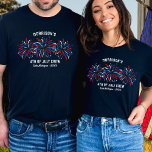 Red White Blue Fireworks 4. Juli Crew T-Shirt<br><div class="desc">Super Spaß und festlich 4. Juli T - Shirt mit rot,  weiß und blau Feuerwerk und 3 Zeilen Text nach Maß. Perfekt als passende Shirts und Freunde für Ihr 4. Juli Party. Auch gut für Gedächtnistag oder Veteran's und der perfekte Weg,  um Ihren amerikanischen Stolz zu zeigen.</div>