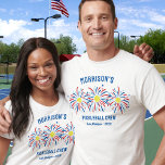 Red White Blue Fireworks 4. Juli Pickleball Party T-Shirt<br><div class="desc">Super lustiger und festlicher T - Shirt mit pickleball Feuerwerk und 3 Zeilen Text nach Maß. Ideal als passende Freunde und Shirts für Ihr 4. Juli Party, Pickleball Club Turnierteam-Shirts, pickleball-liebende Wiedersehen-Shirts oder einfach nur alltäglichen Spaß. Auch für einen Gedächtnistag oder ein Veteran's Day Pickleball Turnier ideal - der perfekte...</div>