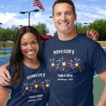 Red White Blue Fireworks 4. Juli Tennis Team Crew T-Shirt<br><div class="desc">Super lustiger und festlicher T - Shirt mit Tennis Ball "Feuerwerk", und 3 Zeilen Text nach Maß. Ideal als Shirts und Freunde für Ihr 4. Juli Party, Tennis Club Turnierteam-Shirts, Tennis-liebende Wiedersehen-Shirts oder einfach nur alltägliche Unterhaltung. Auch gut für Gedenktag oder Veteran's Day und der perfekte Weg, um Ihren amerikanischen...</div>