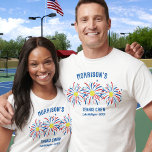 Red White Blue Fireworks 4. Juli Tennis Team Crew T-Shirt<br><div class="desc">Super lustiger und festlicher T - Shirt mit Tennis Ball "Feuerwerk", und 3 Zeilen Text nach Maß. Ideal als Shirts und Freunde für Ihr 4. Juli Party, Tennis Club Turnierteam-Shirts, Tennis-liebende Wiedersehen-Shirts oder einfach nur alltägliche Unterhaltung. Auch gut für Gedenktag oder Veteran's Day und der perfekte Weg, um Ihren amerikanischen...</div>