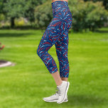 Red White Blue Fireworks Patriotic 4. Juli Capri Leggings<br><div class="desc">Spaß,  festliche Leggings mit einem rot-weiß-blauen Feuerwerk-Design. Ideal für Ihre Feier am 4. Juli,  für patriotische Veranstaltungen oder einfach für alltägliche Trainings im Fitnessraum. Auch ideal für Turniere oder Sportveranstaltungen - Spiel mit Ihrem Partner oder Team.</div>
