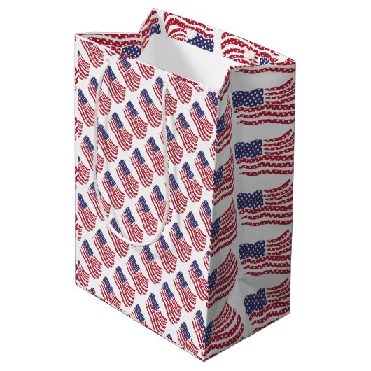 Red White Blue Flag Muster Design Medium Geschenkt Mittlere Geschenktüte (Rückseite Schrägansicht)